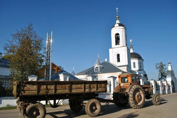 русская деревня, трактор и церковь